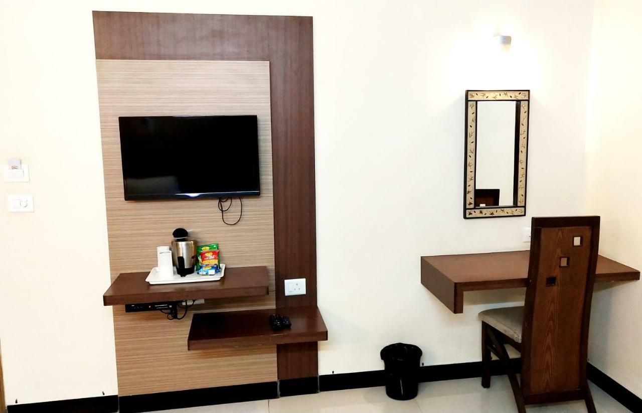 The Pioneer Hotel Visakhapatnam Bagian luar foto